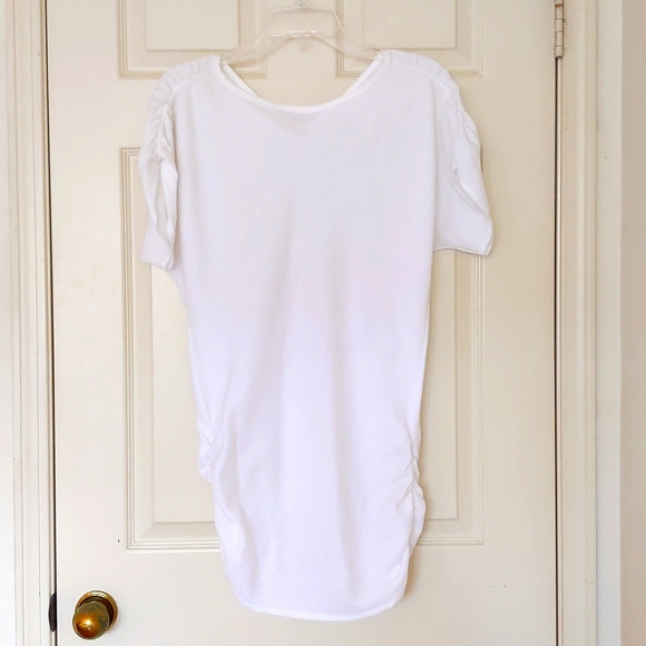 Long Short Sleeve Top with front sparkling design, elastic shoulders and sides. - Picture 2 of 7